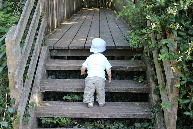 幼児と階段