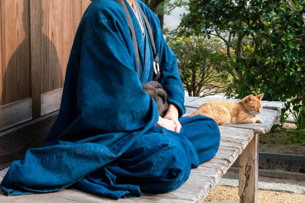 座禅する僧侶と猫
